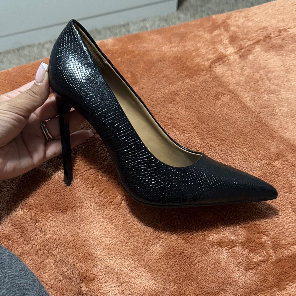 Zara Black Textured Heels